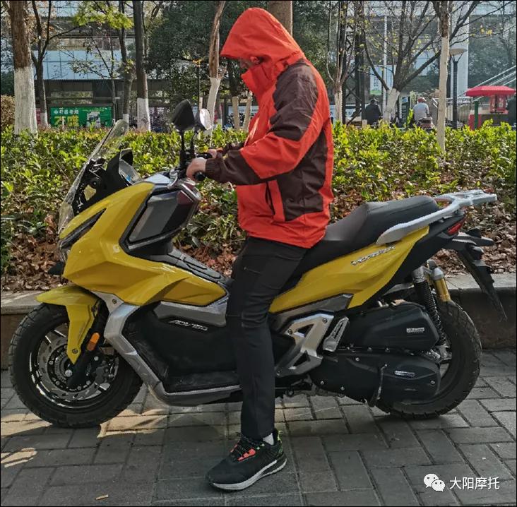 大阳150adv测评,大阳adv150评测 大阳adv150座高775mm,身高170cm的骑士可双脚着地还有些许余量,对于大